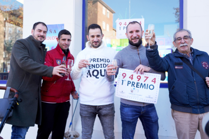 Celebración en la administración de Lotería número 5, La Farola Española, donde se vendieron diez décimos del 94974 de la Lotería de Niño. -ICAL