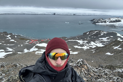 El profesor de la ULE Alejandro Gómez Pazo participa en una investigación en la Antártida / Ical