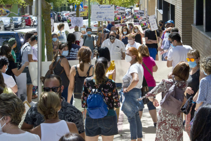 Imagen de una movilización frente a un centro de Aspanias. E.M.