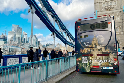 Un autobús de Londres circula con publicidad turística de Segovia. ICAL