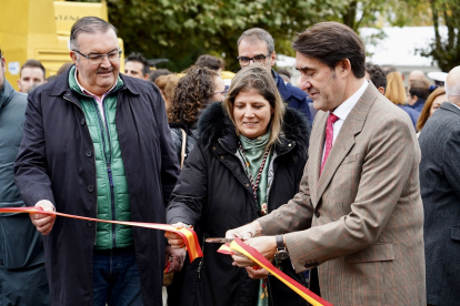 El consejero de Medio Ambiente, Vivienda y Ordenación del Territorio inaugura la 50 edición de la Feria de San Simón de Sahagún (León).- ICAL