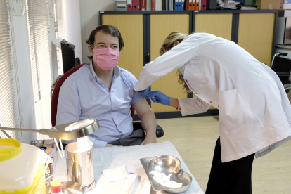 El presidente de la Junta, Alfonso Fernández Mañueco, se vacuna ante la gripe. EM