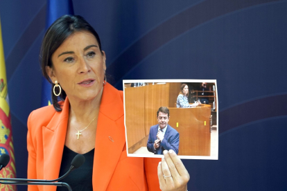 Ana Sánchez muestra una fotografía de Mañueco haciendo una peineta al salir de un pleno.- ICAL