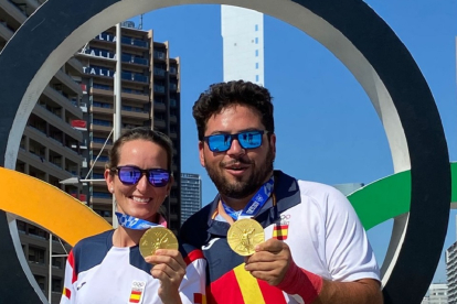 Fátima Gálvez y Alberto Fernández posan con las medallas de oro de Tokio. EM