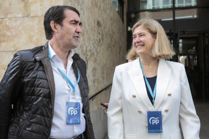 La candidata del PP a la Alcaldía de León, Margarita Torre, ejerce su derecho al voto en el edificio de los juzgados acompañada por Juan Carlos Suárez-Quiñones.- ICAL