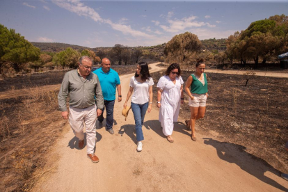 La presidenta de Ciudadanos (Cs), Inés Arrimadas, visita a la zona afectada por el incendio forestal de Cebreros, que obligó a evacuar la localidad de El Hoyo de Pinares.- Ical
