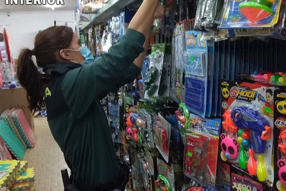 La Guardia Civil retira del mercado 5.000 juguetes peligrosos. ICAL
