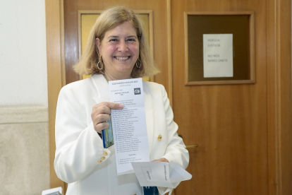La candidata del PP a la Alcaldía de León, Margarita Torre, ejerce su derecho al voto en el edificio de los juzgados acompañada por Juan Carlos Suárez-Quiñones.- ICAL