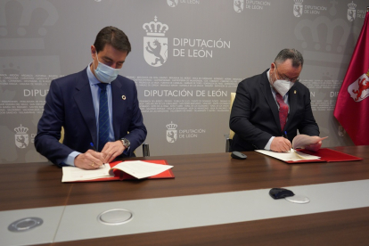 El consejero de Presidencia, Ángel Ibáñez, firma el acuerdo con el presidente de la Diputación de León, Eduardo Morán. / E.M.