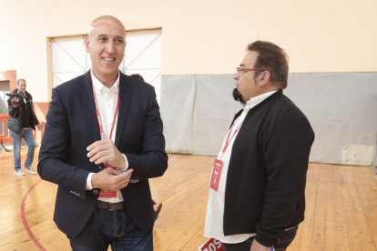 El alcalde y candidato a la reelección del PSOE, José Antonio Diez, ejerce su derecho al voto en el Pabellón del CHF.- ICAL