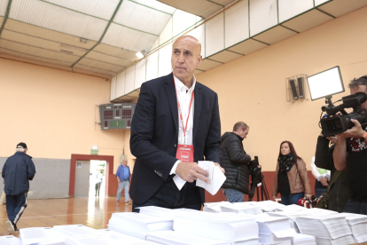 El alcalde y candidato a la reelección del PSOE, José Antonio Diez, ejerce su derecho al voto en el Pabellón del CHF.- ICAL