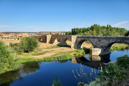 Puente del río Órbigo a su paso por Hospital de Órbigo, enclave donde tuvo lugar el Paso Honroso. R.K. Yafa
