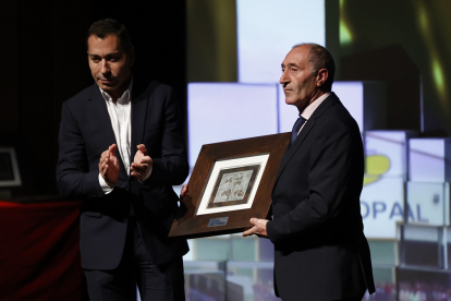 Agropal recibe el premio a la Empresa Agroalimentaria del Año, que entregó el CEO de Patatas Meléndez, Javier Meléndez.- PHOTOGENIC / IVÁN TOMÉ