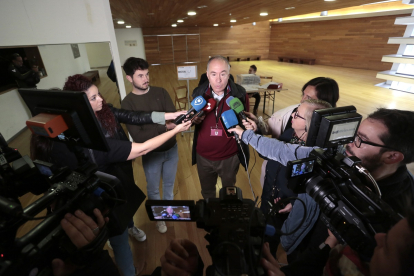 El candidato de UPL a la Alcaldía de León, Eduardo López Sendino, ejerce su derecho al voto en el Auditorio Ciudad de León.- ICAL