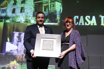 La Casa del Altozano recibe el premio al mejor proyecto de Ávila, que entregó el presidente de la Diputación abulense, Carlos García.- PHOTOGENIC / IVÁN TOMÉ