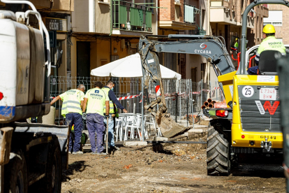 Una obra de asfaltado en la calle Agapito Marazuela de Segovia provoca una fuga de gas. - ICAL