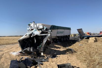 Dos fallecidos tras el choque de dos camiones en la SA-105 a la altura de Macotera (Salamanca).- ICAL.