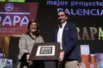 Chocolates Trapa recibe el premio al mejor proyecto de Palencia, que entregó la presidenta de la Diputación palentina, Ángeles Armisén.- PHOTOGENIC / IVÁN TOMÉ