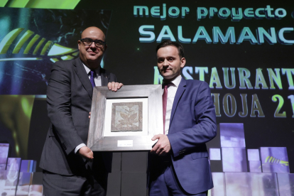La Hoja 21 recibe el premio al mejor proyecto de Salmanca, que entregó el vicepresidente de la Diputación Salmantina, Carlos García.- PHOTOGENIC / IVÁN TOMÉ