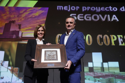 Grupo Copese recibe el premio al mejor proyecto de Segovia, que entregó la diputada delegada de Prodestur Segovia, Magdalena Rodríguez.- PHOTOGENIC / IVÁN TOMÉ
