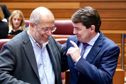 El presidente de la Junta, Alfonso Fernández Mañueco, junto al vicepresidente, Francisco Igea en el Pleno de las Cortes