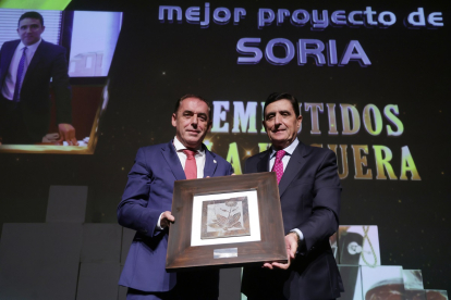 Embutidos La Hoguera recibe el premio al mejor proyecto de Soria, que entregó el presidente de la Diputación soriana, Benito Serrano.- PHOTOGENIC / IVÁN TOMÉ