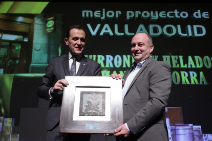 Turrones y helados Manuel Iborra recibe el premio al mejor proyecto de Valladolid, que entregó el presidente de la Diputación vallisoletana, Conrado Íscar.- PHOTOGENIC / IVÁN TOMÉ