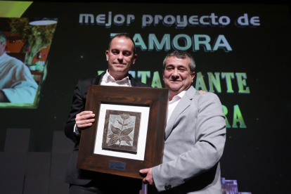 Restaurante La Chopera recibe el premio al mejor proyecto de Zamora, que entregó el presidente de la Diputación zamorana, Francisco José Requejo.- PHOTOGENIC / IVÁN TOMÉ