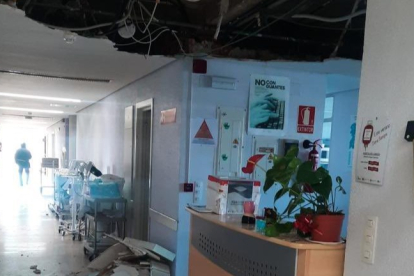 Daño en el falso techo de la cuarta plante del hospital de Palencia a causa del viento.- TWITTER @MNDRES
