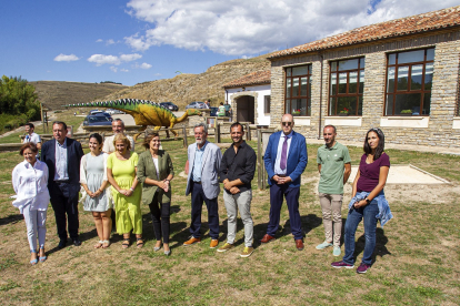 La consejera visitó ayer la nueva escuela en la localidad soriana de Villar del Río.- MARIO TEJEDOR