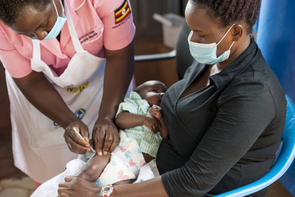 Una madre hace vacunar a su bebé en el Centro de Salud de Komamboga III como parte de la iniciativa Días Integrados de Salud Infantil (ICHDS). / E. M.