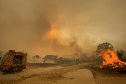 Incendio forestal en la localidad abulense de Sotalbo, originado en Navalacruz (Ávila).- ICAL