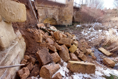 Cae una parte del puente de piedra de Soria capital durante el fin de semana. Concha Ortega/ Ical