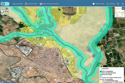 Ortofoto con infografía de La Bañeza (León), un ejemplo de la aplicación, en la que se aprecia una amplia zona de cultivo inundable, al norte del casco urbano. / E.M.