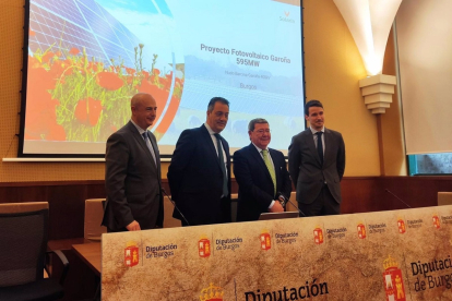 En el centro, el presidente de la Diputación de Burgos, César Rico, con representantes de la empresa Solaria. - EUROPA PRESS