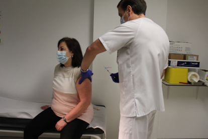 La enfermera segoviana Raquel Santos, en el momento de recibir la vacuna. ICAL