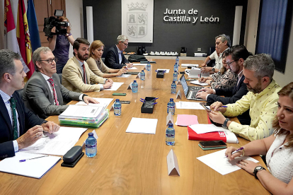 García-Gallardo y Mariano Veganzones se reúnen con representantes de los agentes sociales en el marco del Diálogo Social en una foto de archivo. ICAL