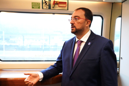 El presidente del Principado de Asturias, Adrián Barbón, realiza el trayecto con pasajeros entre Gijón y León tras la inauguración de la Variante de Pajares.- ICAL