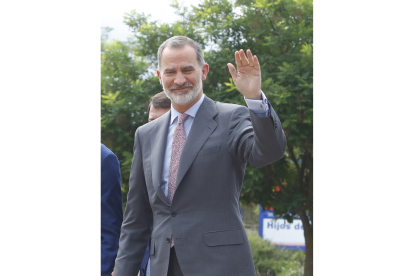 El Rey Felipe VI saluda a su llegada Ponferrada. ICAL