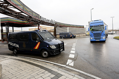Dos furgones del Cuerpo Nacional de Policía permanecen estacionados a las puertas del complejo mayorista de distribución Mercaolid.- J.M. LOSTAU