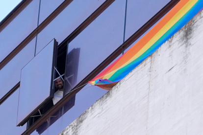 Luis Tudanca coloca la bandera LGTBI en los despachos socialistas de las Cortes. Ical