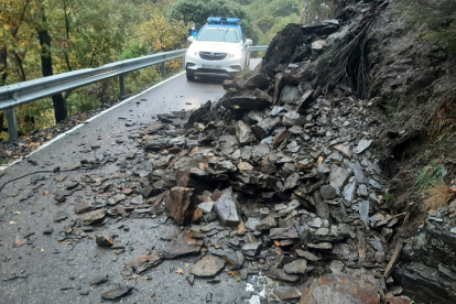 Las lluvias provocan nuevos desprendimientos en la carretera que une Ponferrada con las localidades del valle del Oza.- ICAL