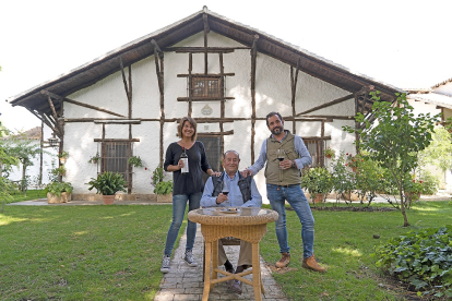 Belén e Iván Sanz junto a su padre, Luis Sanz Busto frente a la casa icono de Dehesa de los Canónigos, en Pesquera de Duero.  /