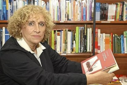 La escritora Elena Santiago, en una imagen de archivo. E. M.