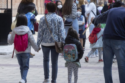 Llegada de los niños a un colegio de Castilla y León. PABLO REQUEJO