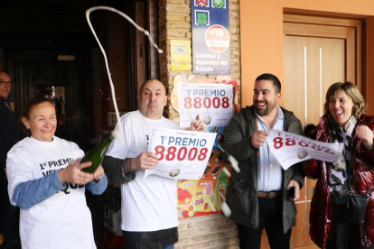 El dueño del bar La Behetría de Becerril de Campos, Migue Ángel Ruiz, celebra el décimo del Gordo que ha vendido a través de la máquina expendedora. -ICAL