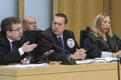 Los abogados de Roberto Hernández y Davinia Muñoz junto a la fiscal, ayer, en Burgos, en la sede del Tribunal de Justicia de Castilla y León. - ISRAEL L. MURILLO