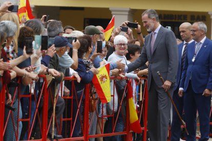 Felipe VI saluda a los ponferradinos. ICAL