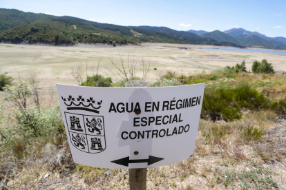 Sequía en el embalse de Riaño (León), con un 42,3% de su capacidad total. En la imagen, zona del pueblo anegado por el pantano, Pedrosa del Rey.- ICAL