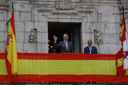 El rey Felipe VI saluda desde el balcón del Ayuntamiento. ICAL